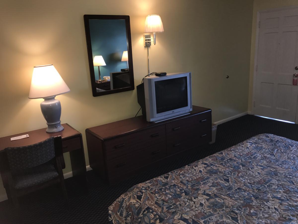 Budget Host Three Crowns Gettysburg Bagian luar foto