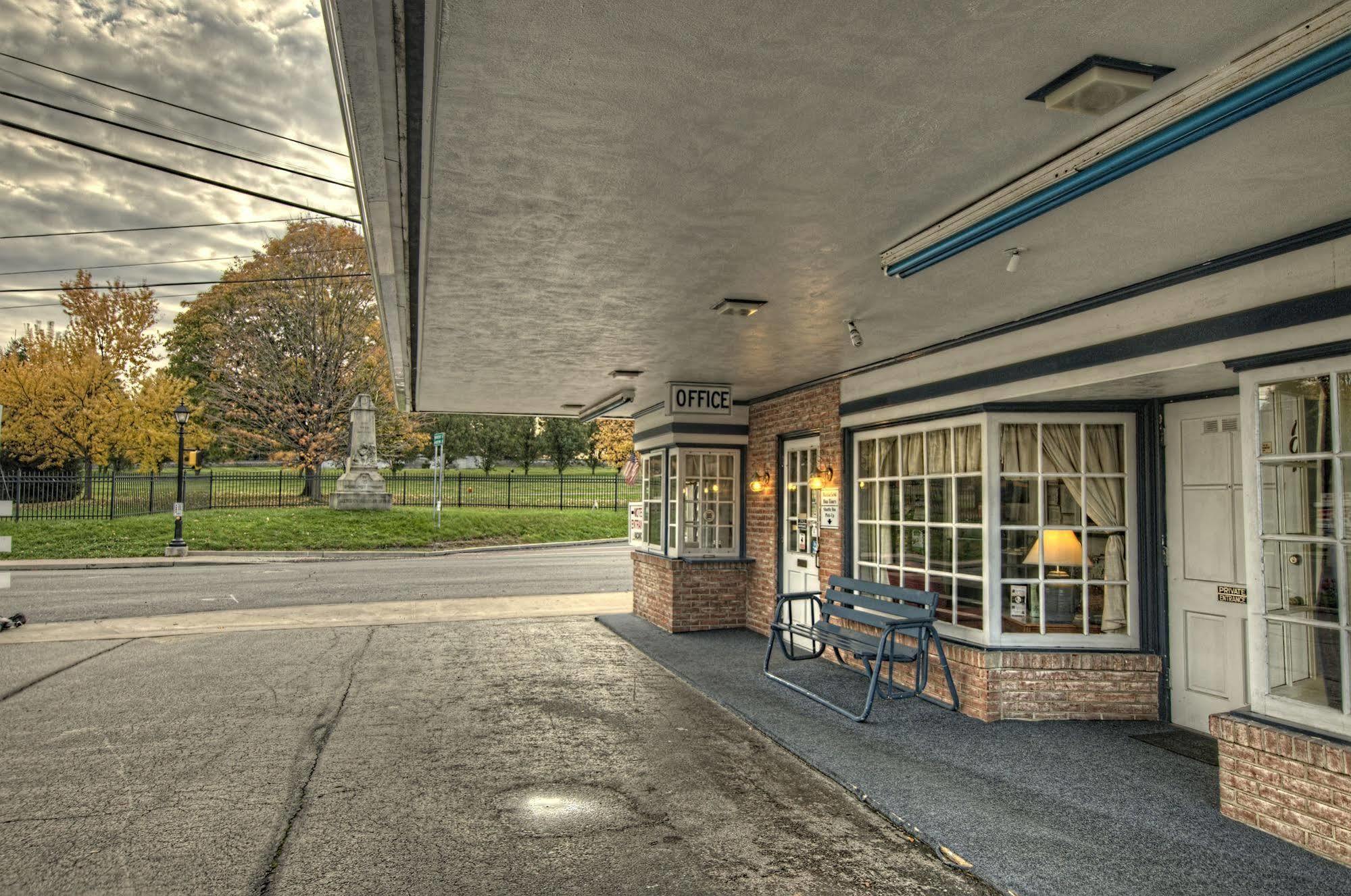 Budget Host Three Crowns Gettysburg Bagian luar foto