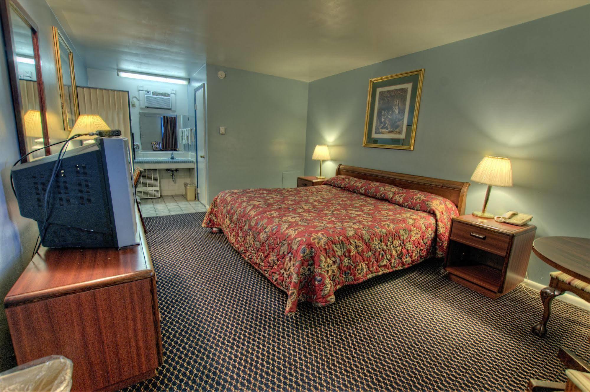 Budget Host Three Crowns Gettysburg Bagian luar foto